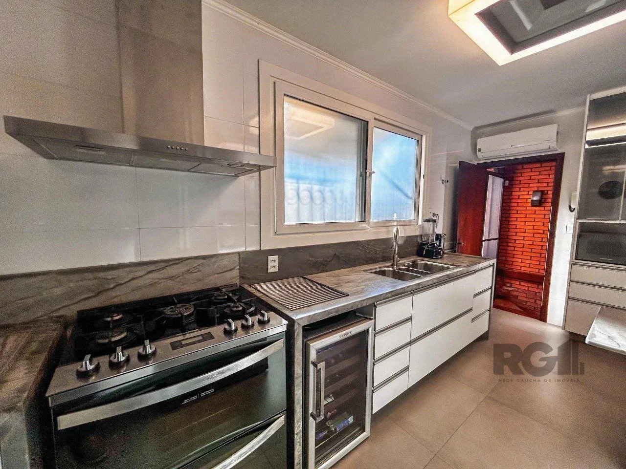 Imagem Casa 3 dormitórios, suíte, lareira, churrasqueira,, pátio, vaga garagem com 309 m² privativos.