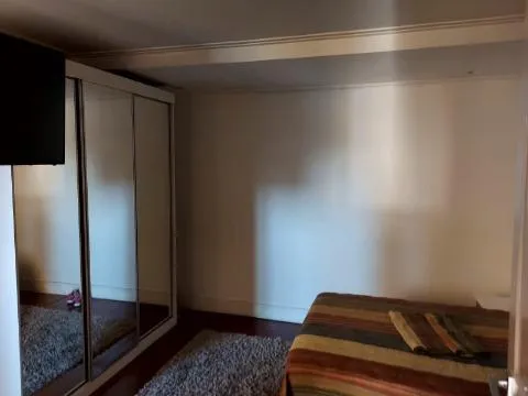 Imagem VENDA DE SOBRADO NO CONDOMÍNIO ARUJAZINHO IV, EM ARUJÁ/SP, 200m² com 5 suítes, ambientes claros, churrasqueira e vista privilegiada. CONSULTE-NOS