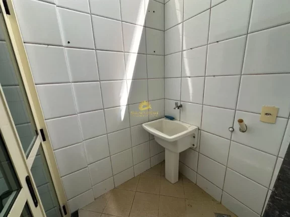 Imagem Descubra a tranquilidade e a conveniência de morar em uma casa duplex charmosa e completa em Guarap...