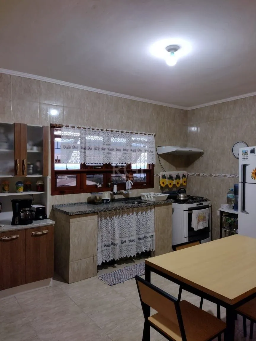 Imagem Casa para Venda - 0.18m², 2 dormitórios, sendo 2 suites, 3 vagas - Lomba do Pinheiro