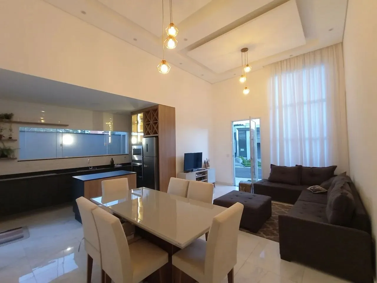 Imagem Casa em Condomínio à Venda em Sorocaba-SP: 3 Quartos, 1 Suíte, 2 Banheiros, 2 Vagas de Garagem e 140m² no Jardim Novo Horizonte!