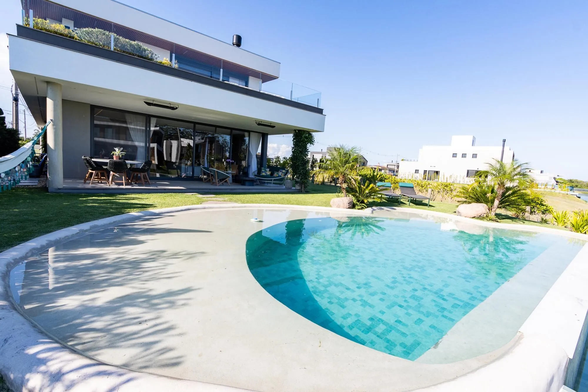 Imagem Casa em Condominio com 348m, 3 suites, 4 vagas de garagem em lote Molhado no Condominio Peninsula Ponta da Figueira.