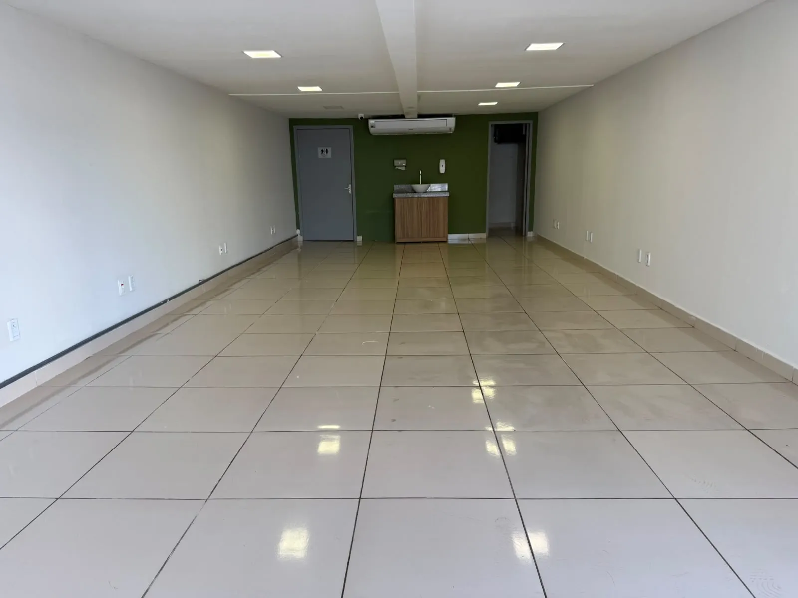 Imagem Salão comercial para locação na Av. Fernando Corrêa
