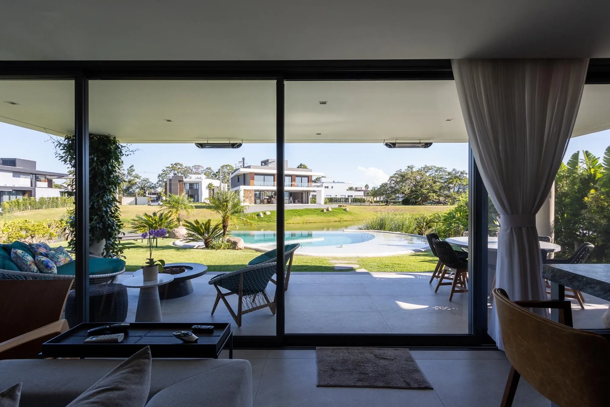 Imagem Casa em Condominio com 348m, 3 suites, 4 vagas de garagem em lote Molhado no Condominio Peninsula Ponta da Figueira.
