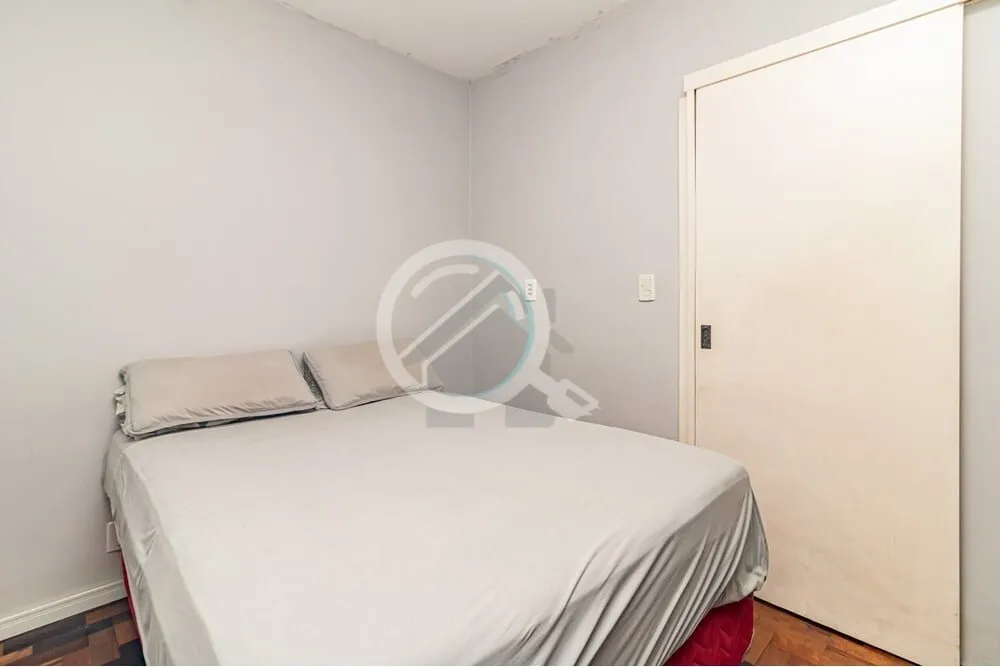 Imagem Descubra este encantador apartamento de 41m². Com dois dormitórios e piso de parquet, o imóvel of...