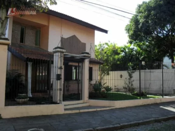 Imagem No bairro Ipanema, casa de 274 m²,4 dormitórios, suítes, vagas e piscina.