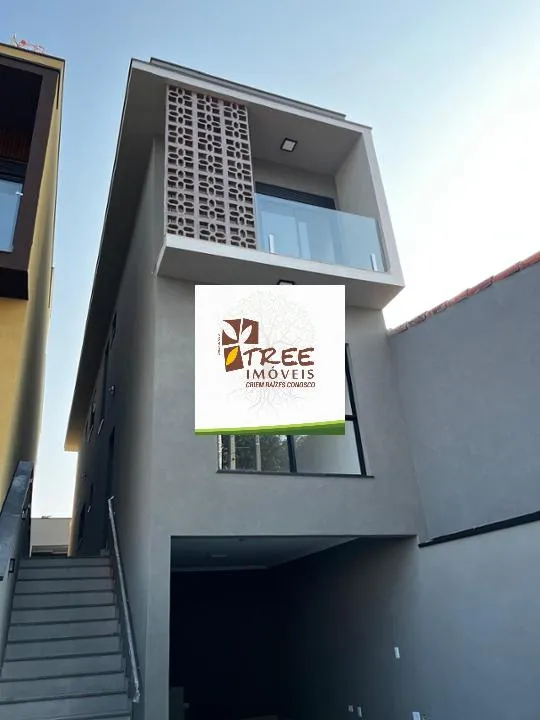Imagem VENDA DE SOBRADO NO ARUJAMÉRICA, EM ARUJÁ/SP, 150m² com 3 quartos, suíte, sacada, sala ampla, copa, quintal, churrasqueira e 3 vagas. CONSULTE-NOS.