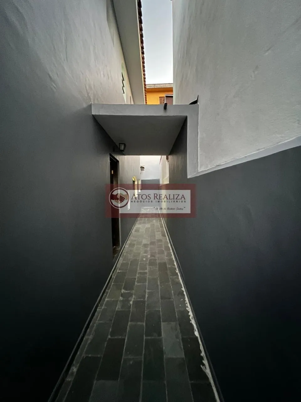 Imagem Alugo Oportunidade no em Interlagos região da cidade Dutra. Sobrado de 108m², imóvel com 2 Suítes, 1 com varanda, Cozinha ampla, Sala de estar, Sala de Jantar, Lavabo, Churrasqueira com cobertura Tetratil Zetaflex, quintal, 2 vagas de garagem cobertas com