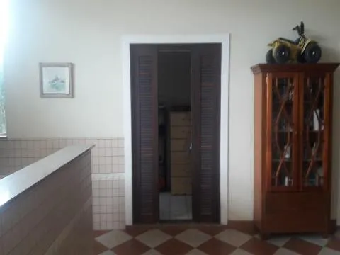 Imagem VENDA DE CASA NO CONDOMÍNIO ARUJÁ COUNTRY CLUB, 250m² c/ 2 quartos, suíte c/ sacada, salão com churrasqueira e forno de pizza e 4 vagas. CONSULTE-NOS.