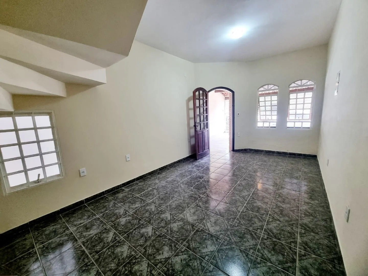 Imagem Sobrado Imponente com 3 Pavimentos, Suíte Master, Terraço Panorâmico e Garagem para 2 Carros em Excelente Localização