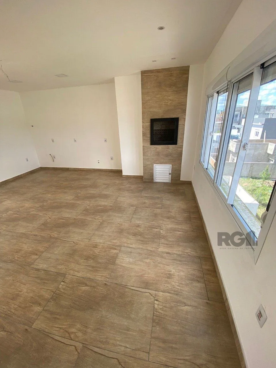 Imagem Casa com 03 Dormitórios / Amplo Terraço e Pátio