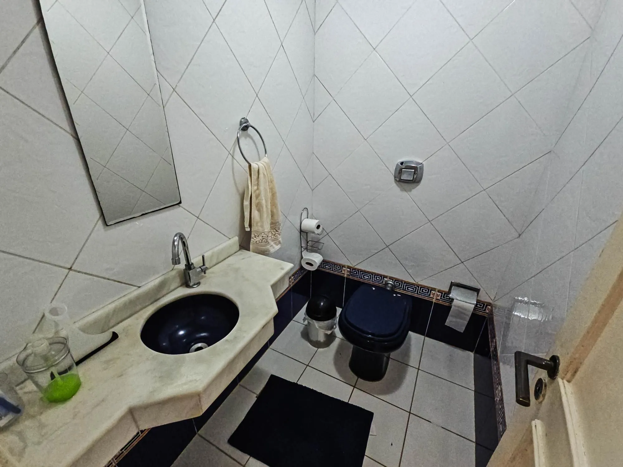 Imagem Casa na Vila Conceição, 3 dormitórios, 1 suíte, churrasqueira, lareira, 4 vagas, piscina aquecida e vista perene para o Rio.