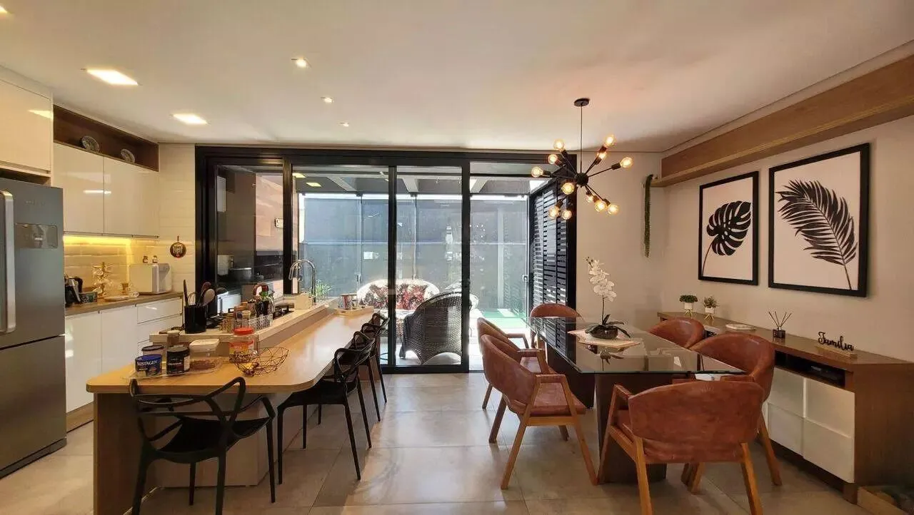 Imagem Casa em condomínio com 3 dormitórios, suíte e 2 vagas.