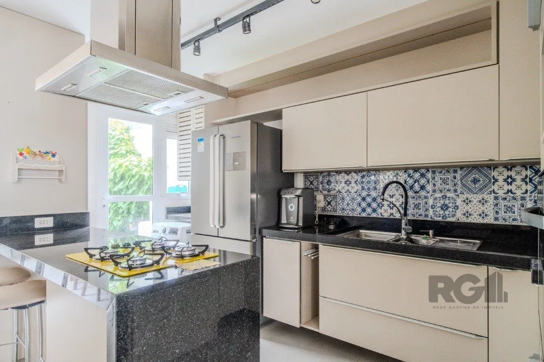 Imagem Casa impecável e mobiliada, com 3 niveis, possui 3 dormitórios sendo 1 suíte, 4 banheiros.