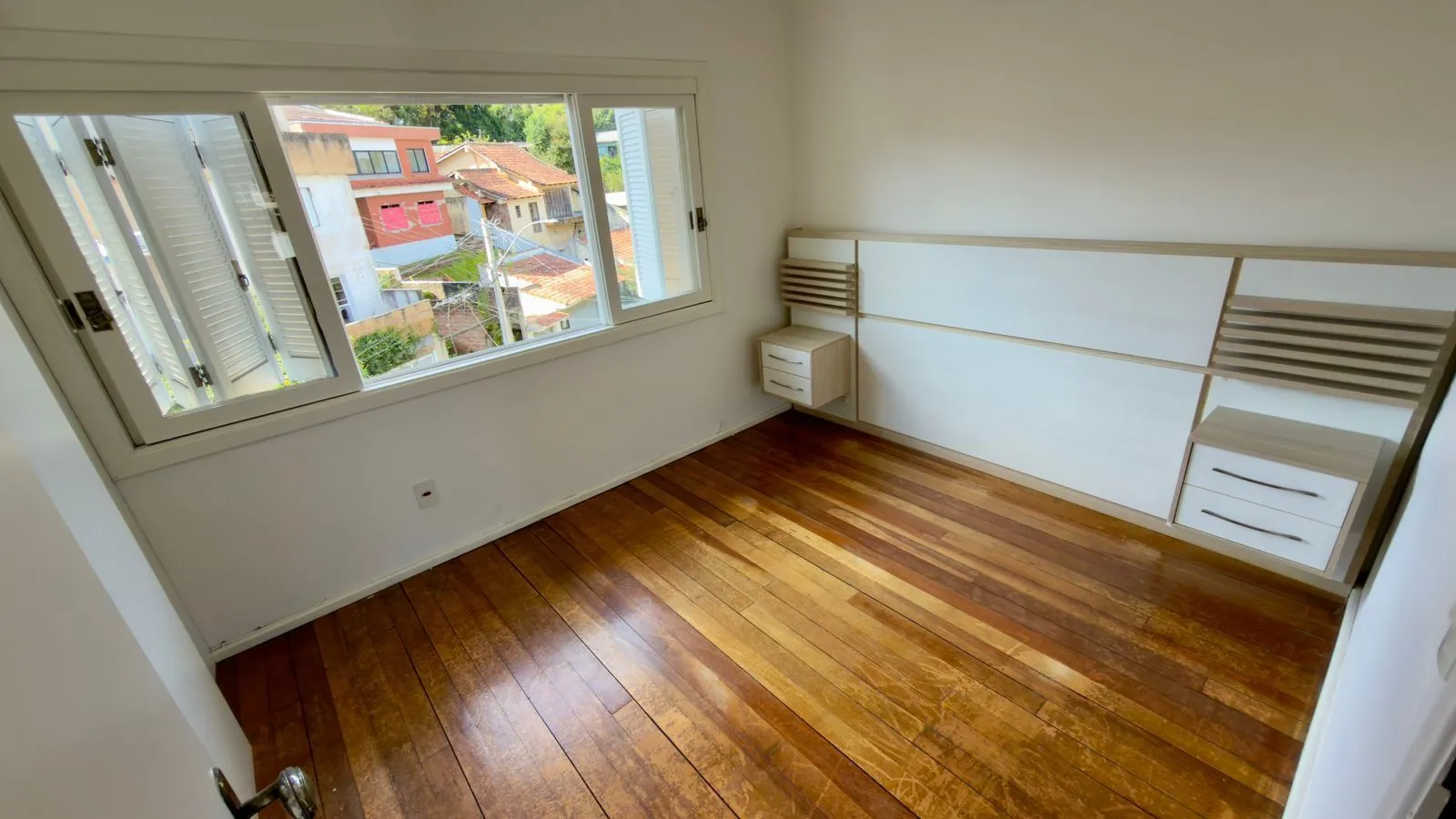 Imagem Casa com 02 quartos e 02 vagas no Bairro Jardim Itu em Porto Alegre