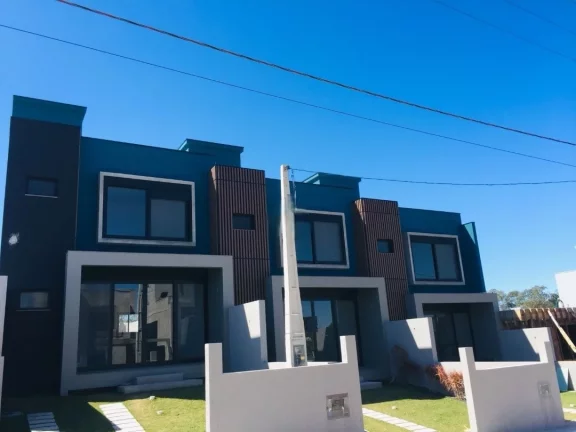 Foto do imóvel Casa de alto padrão em Ambrósio: luxo, conforto e deck com churrasqueira em Garopaba-SC!