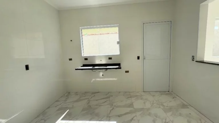 Imagem Casa térrea com 2 dormitórios sendo 1 suite. O imóvel está em condomínio fechado, proporcionando mais segurança e conforto aos moradores, você encontra á venda na Imobiliaria Consulte Imoveis.