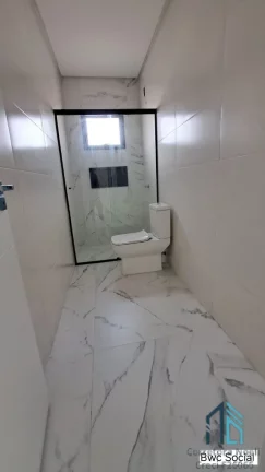 Imagem Sobrado novo com amplo terreno, 03 quartos c/suíte, no centro Canasvieiras em Florianópolis SC