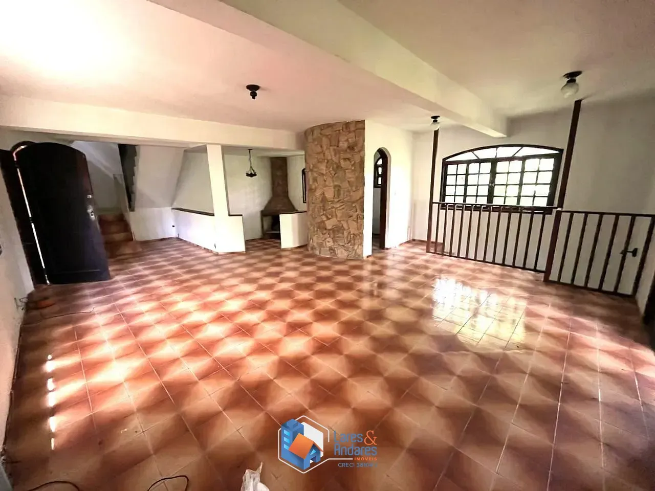 Imagem CASA À VENDA COM TERRENO DE 1500 M², POÇO ARTESIANO, 4 DORMS (2 SUITES), 3 SALAS, SENDO 1 COM LAREIRA, COZINHA COM ARMÁRIOS E DISPENSA, MAIRIPORÃ, SP.