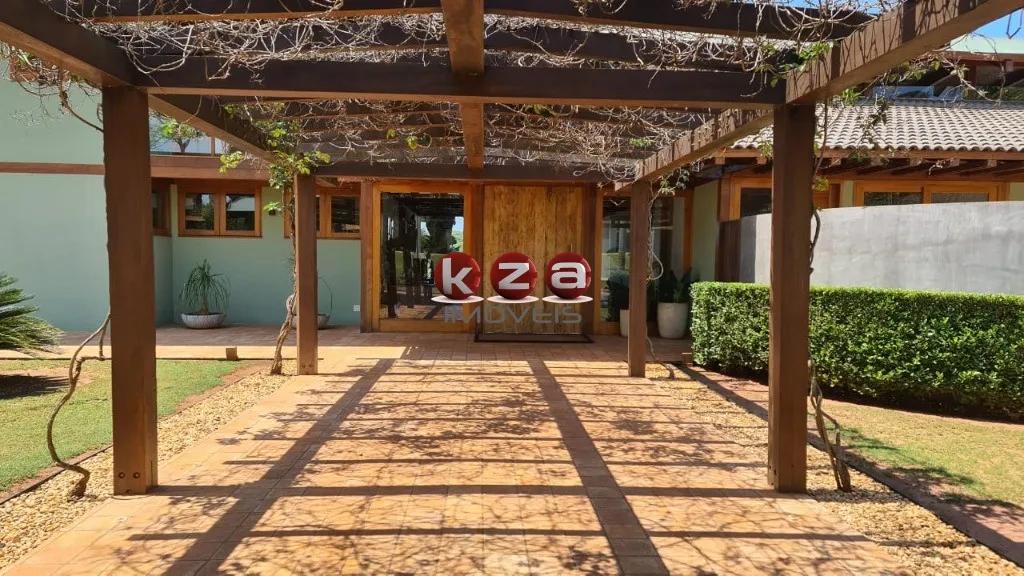 Imagem Imponente mansão de luxo no Condomínio Quinta do Lago em Avaré-SP: 6 quartos, 6 suítes, 4 salas, 8 banheiros, 10 vagas de garagem, 1.096m² de área.
