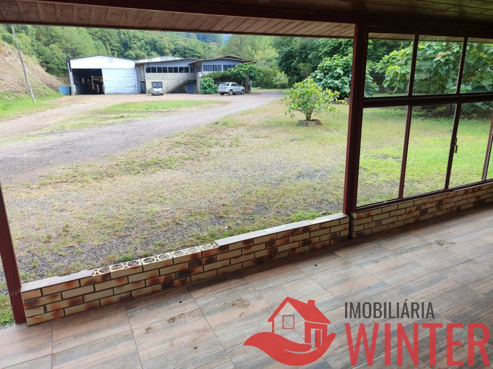 Imagem Pavilhão de 1.558,37m² + casa de caseiro em área de 14.485,00m²