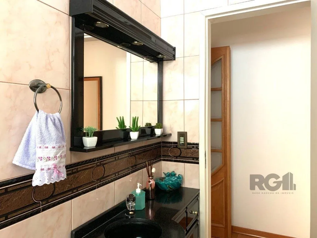 Imagem apartamento de 3 dormitórios , transformado em 2 com fácil reversão, Living para dois ambientes, com sacada fechada.