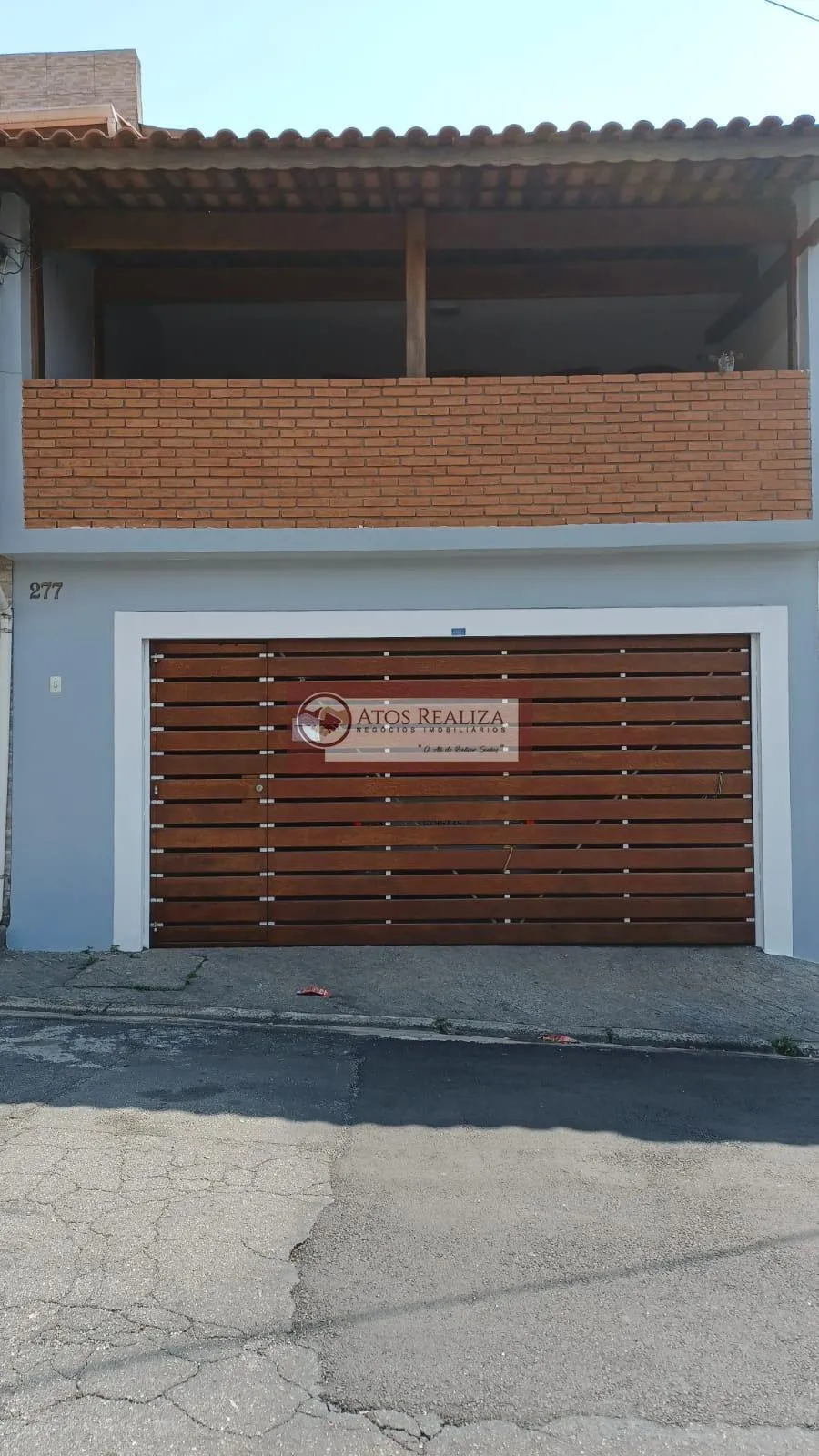 Imagem Alugo casa no Jardim Germania. Sobrado com 200m² de àrea util, 3 Dormitirios com planejados, sendo 2 Suítes, 2 salas, 6 banheiros, 2 vagas de garagem coberta, area de serviço com pia e churrasqueira, com àrea de serviço, Agende uma visita.