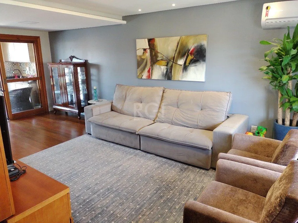 Imagem Excelente casa com 03 suíte, espaço gourmet com churrasqueira, living com lareira, pátio com piscina e garagem para 02 carros no bairro Espírito Santo