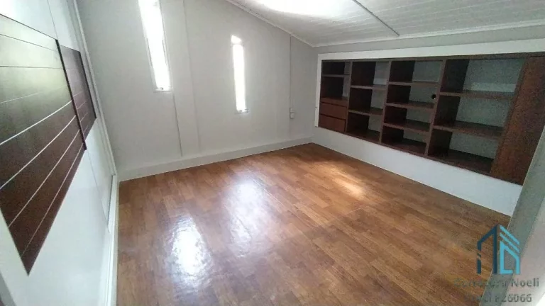 Imagem Casa, 04 quartos c/suíte, 02 subsolos tipo bunker, com 05 ambientes subterrâneos amplos, ideal para adega e estúdio, em Curitiba PR