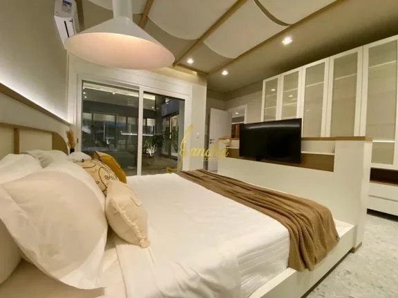 Imagem Sobrado condomínio fechado, com 04 suítes e SPA mobiliado e decorado