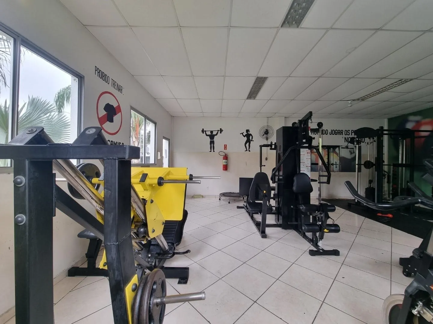 Imagem Amplo Apartamento ótima localização com Piso Porcelanato