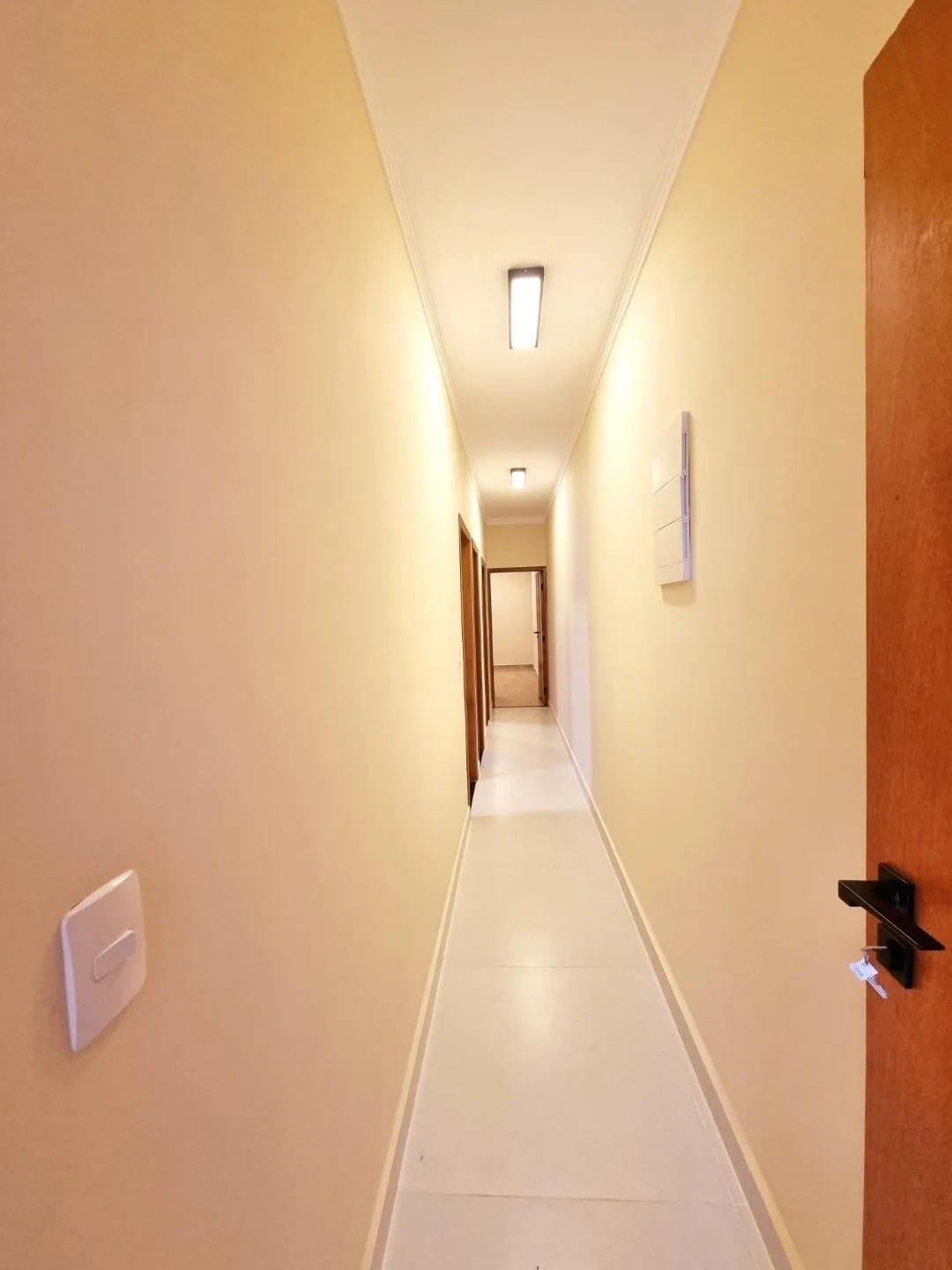 Imagem Exclusiva Casa Moderna no Condomínio Vila Romana: Ambientes Integrados, Área Gourmet, Suíte Ampla e Detalhes em LED para Conforto e Sofisticação