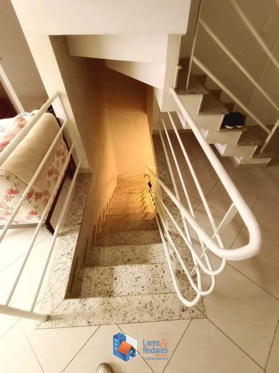 Imagem SOBRADO EM COND. COM 180M² COM 3 DORMS SENDO 1 SUÍTE, AMPLO ESPAÇO COM CHURRASQUEIRA, PLANEJADO NA COZINHA E SUÍTE, 2 VAGAS - SANTA TERESINHA