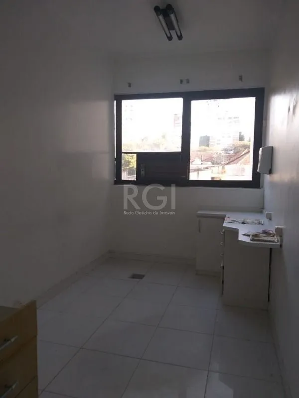 Imagem MÁFFER IMÓVEIS ALUGA Sala Comercial na Av. Cristóvão Colombo - Próxima à Félix da Cunha- 32.71m²