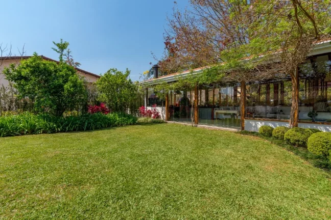 Imagem Imponente Casa de Luxo: 4 quartos, 4 suítes, 5 banheiros, 6 vagas, 1.120m² - Condomínio Morada dos Pássaros, Barueri-SP.