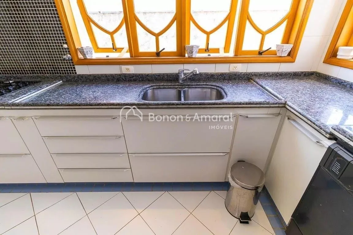 Imagem Casa em condomínio com 690m² e 5 quartos