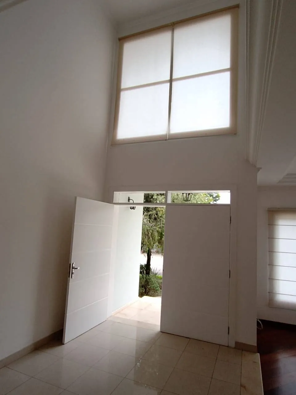 Imagem Casa Clean de Alto Padrão no Melhor Condomínio de Alphaville - 5 Suítes, Piscina e Área de Lazer