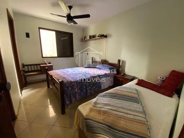 Imagem Amplo apartamento 165M² à venda com 4 dormitórios, sendo 2 suítes, living para 3 ambientes, cozinha com armários embutidos e área de serviço com quarto e banheiro. Conta com 2 vagas de garagem.