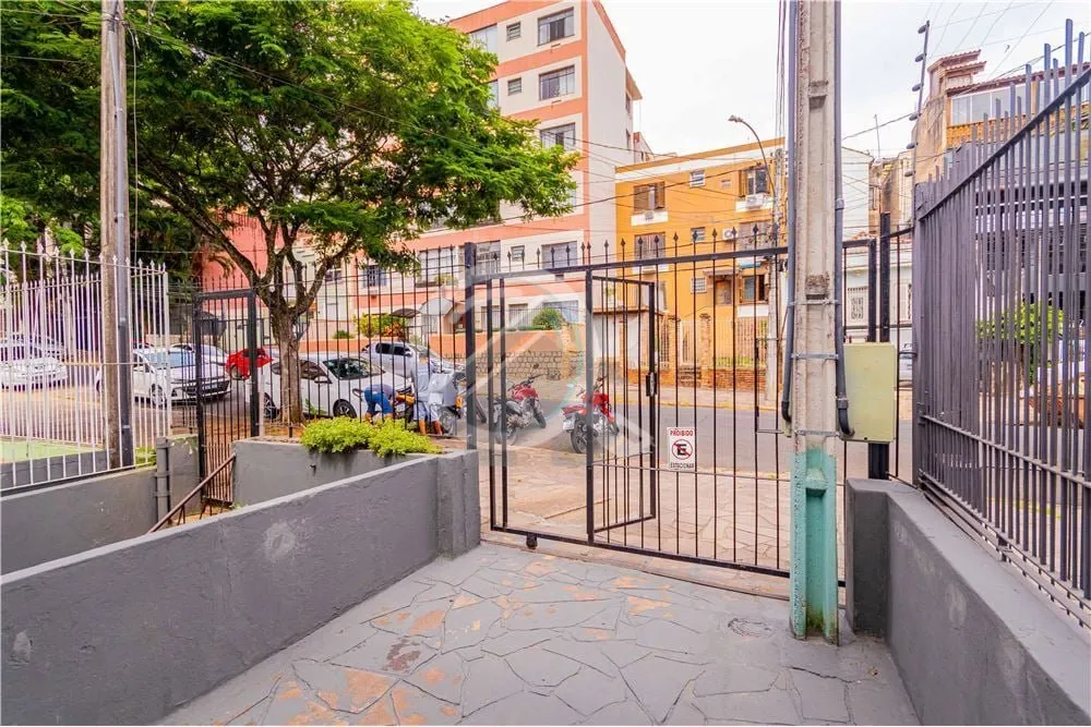 Imagem Ótima localização para comércio e residencial. Sobrado com duas casas com entradas individuais, ...