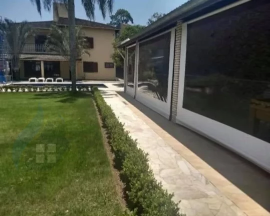 Imagem Casa de 7 dormitórios, 4 suíte, 6 banheiros e 2 vagas, com 327,695m² construída e 1.047,75m² total em Centervalle, Bertioga