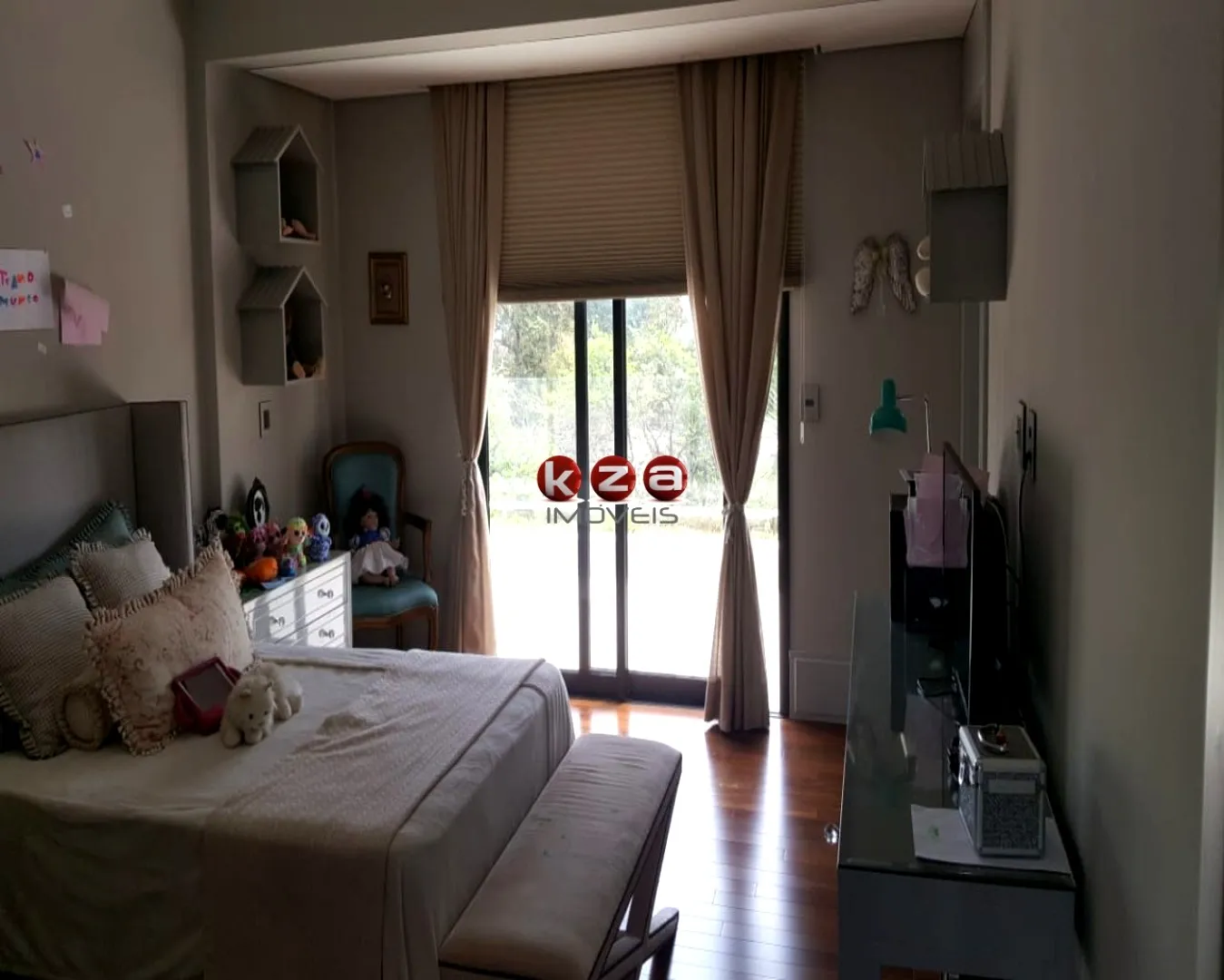 Imagem Luxuosa casa de alto padrão no Condomínio Portal do Lago em Valinhos-SP: 3 suítes, 3 salas, 5 banheiros, 4 vagas de garagem, 454m².