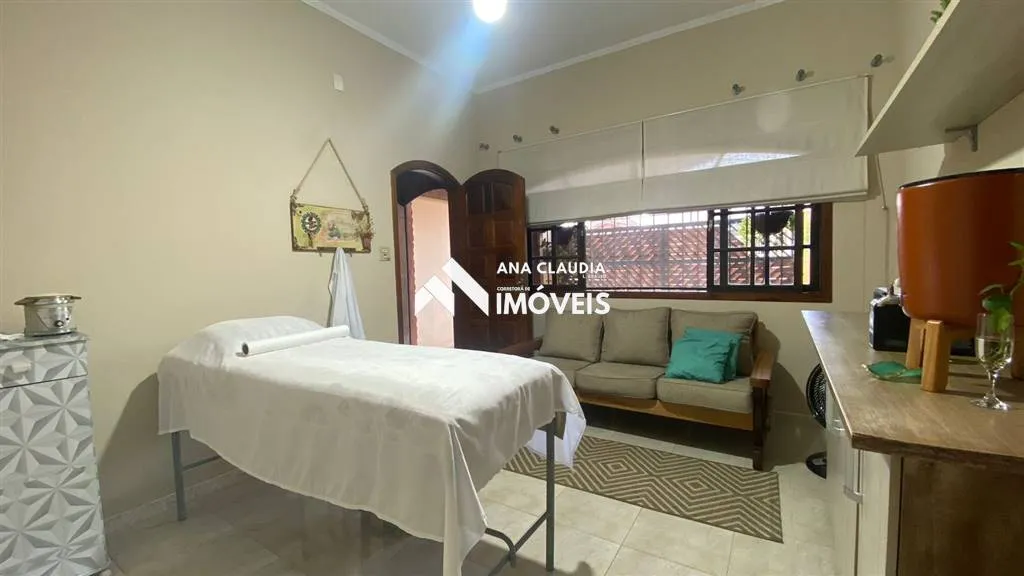 Imagem Casa bem localizada na praia de Mongaguá lado serra , próxima ao centro da cidade e a 450 metros da praia....