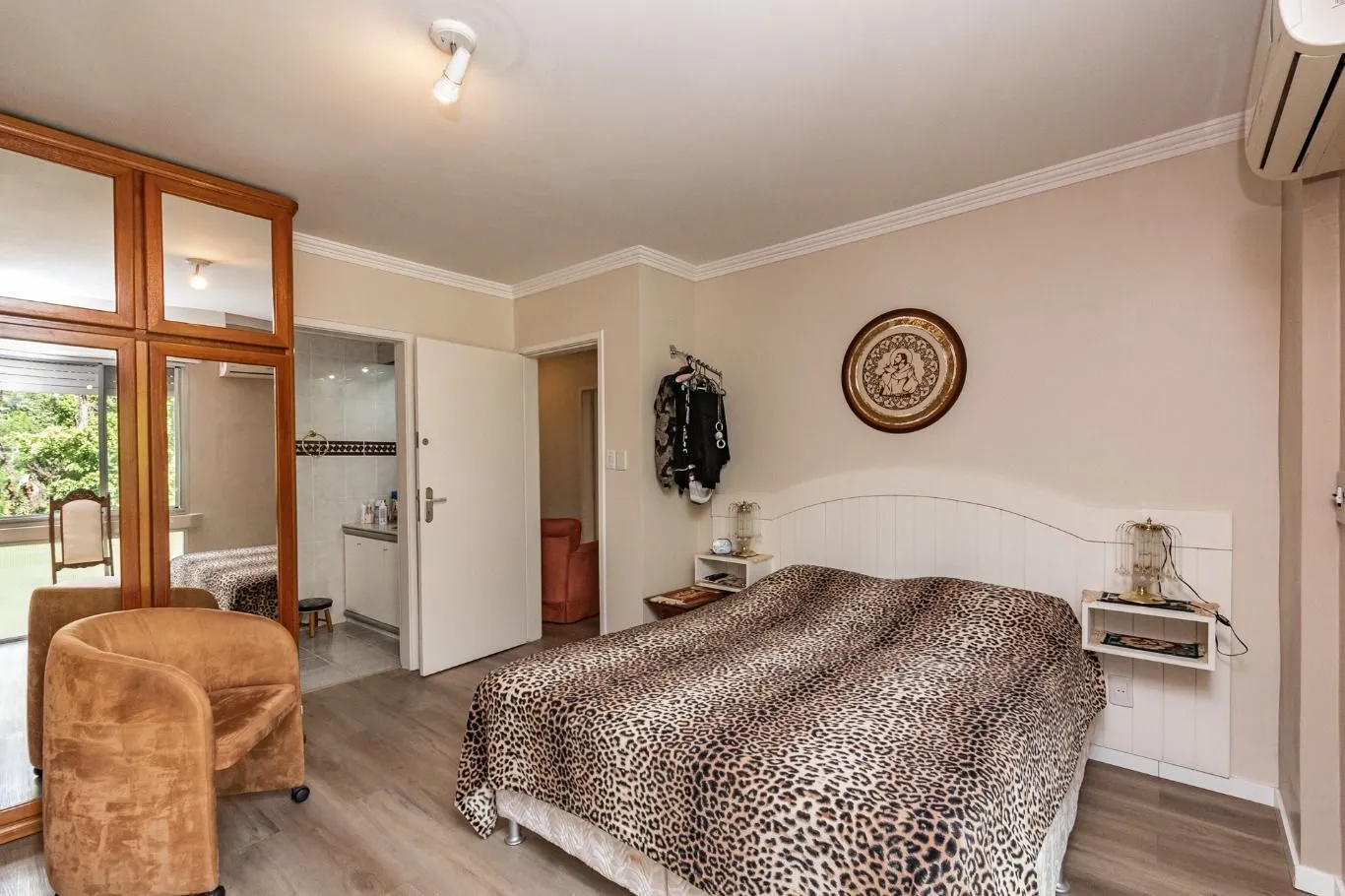 Imagem Vende-se apartamento com 3 quartos (1 suíte), 133 m² e 1 vaga - Petrópolis