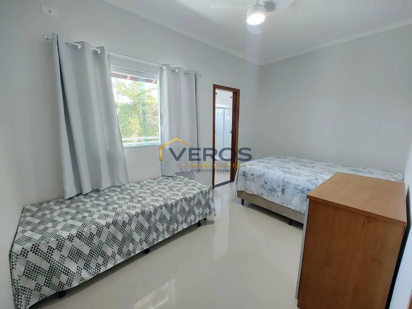Imagem Casa com piscina e 03 dormitórios, sendo 02 suítes em Caraguatatuba