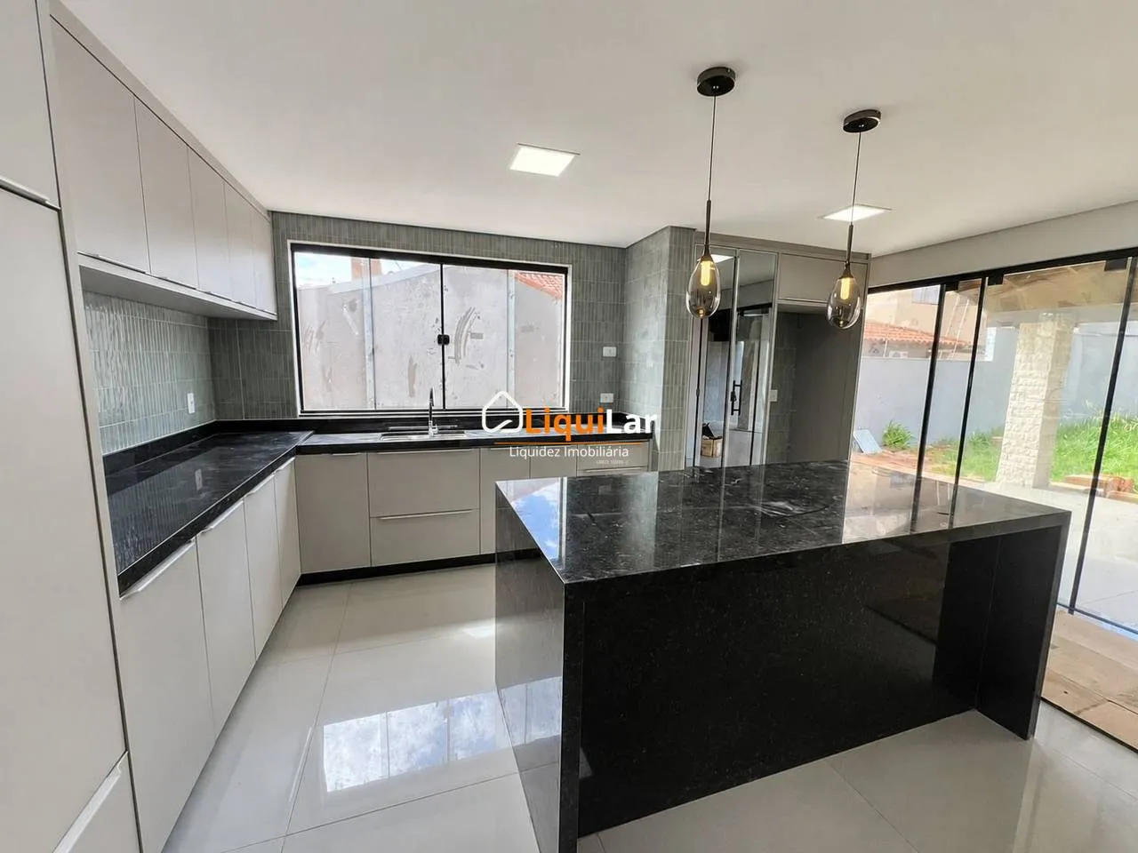 Imagem Sobrado com Aptidão Comercial na Vila Rosa Pires | 4 Quartos, Suíte e Localização Estratégica