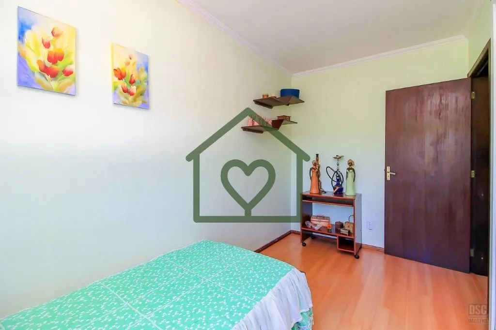 Imagem Casa, estilo sobrado, social integrado com lareira, jantar, cozinha com armários, pátio, pergolado...