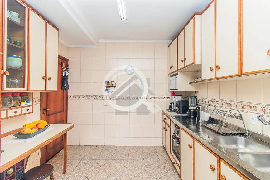Imagem Casa com Living para três ambientes muito amplos com lareira e lavabo, copa cozinha com sacada para...