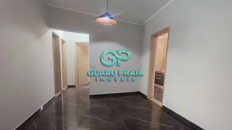 Imagem 3 quartos, sala para 2 ambientes com sacada, reformado, piso em porcelanato, cozinha com armários, banheiro social e de serviço, área de serviço.
