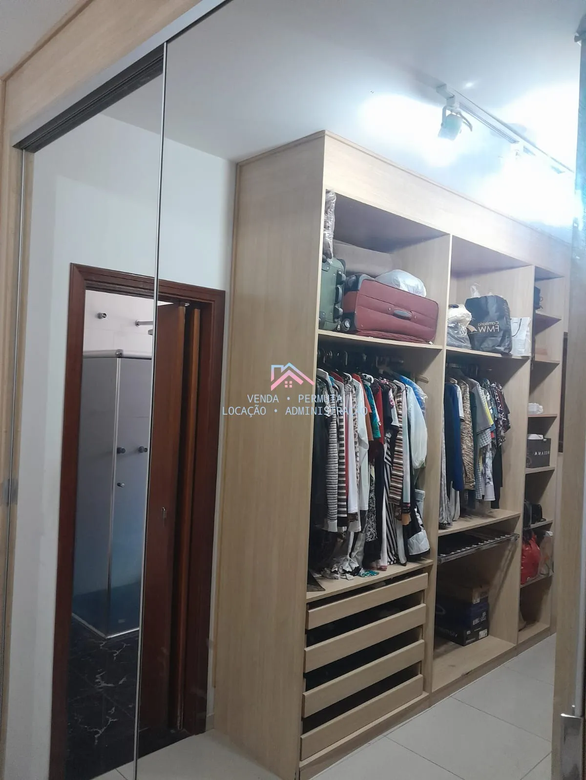 Imagem Casa em Alto Padrão Vista Verde Bairro Caxambu - 504 m2 de área útil com 4 dormitórios - Jundiaí - S