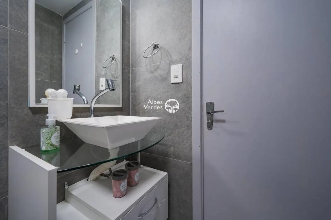 Imagem VENDE-SE APARTAMENTO MOBILIADO COM 01 QUARTO, NO CENTRO DA CIDADE DE CANELA.